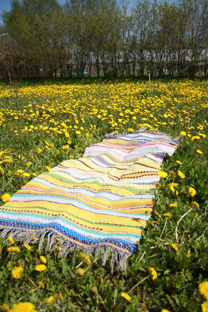 Hand woven floor mat from knitted rags