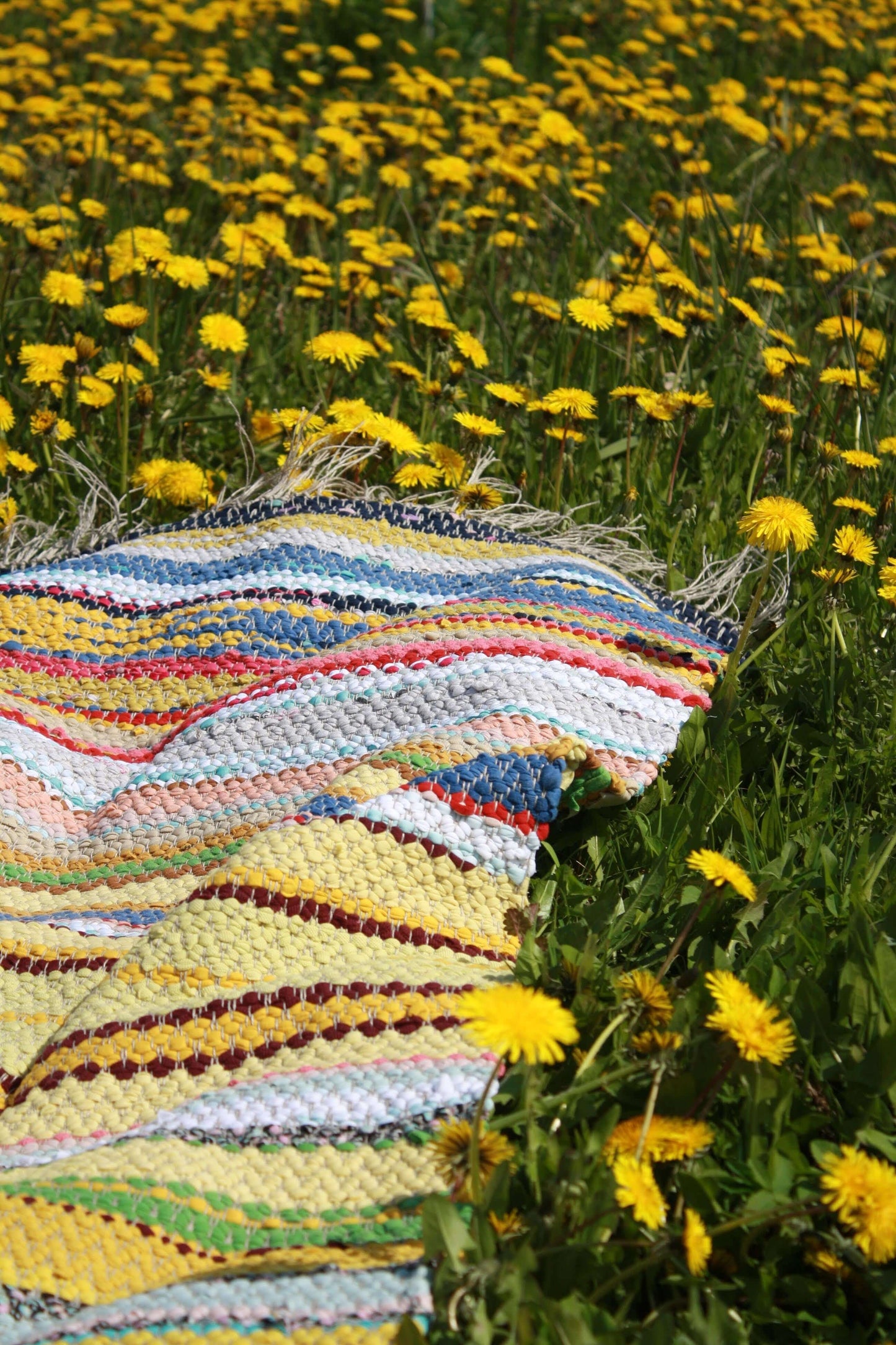 Hand woven floor mat from knitted rags